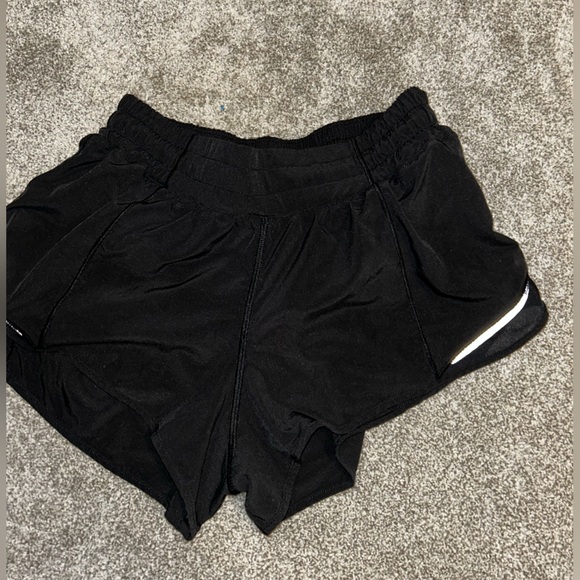 Black lululemon hotty hot shorts size 6 - Picture 3 of 3
